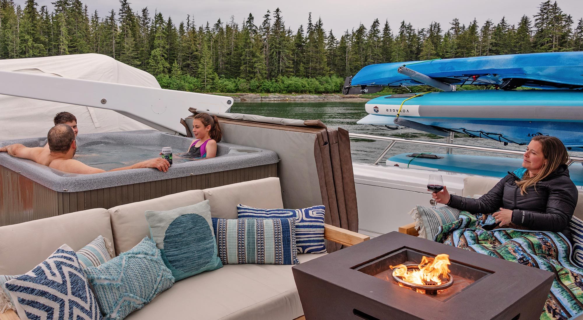 about-caroussel-yacht-hot-tube